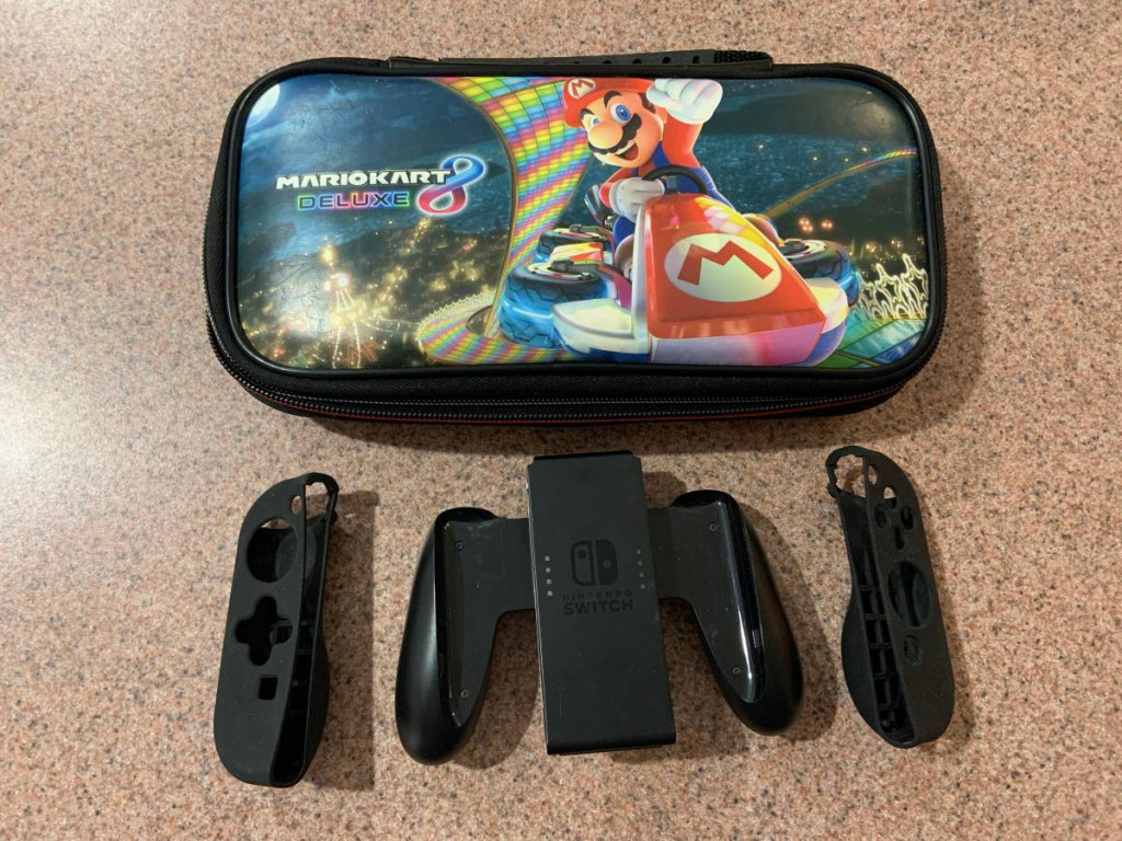 Nintendo Switch Mario Kart 8 Deluxe Carrying Case & Comfort Grip/Gels