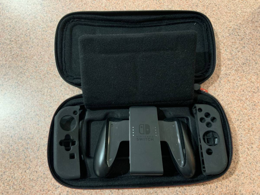 Nintendo Switch Mario Kart 8 Deluxe Carrying Case & Comfort Grip/Gels