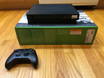 Microsoft Xbox One X 1TB 4K / BLU RAY DVD-ROM