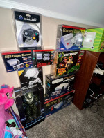 10 collectibe Nintendo Items/consoles great for any retro gamer/collector!