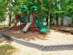 In Yorktown VA, On-site laundry facilities, 2/bd 2/ba