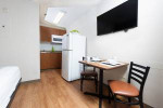 FLAT SCREEN TV WIFI FREE CABLE/SHOWTIME ALL UTILITIES INCLUDED