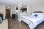 Gorgeous studio w indoor pool, gym, sundeck w grills, doorman
