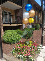 Convenient 2 bed / 1 bath apt located by public transportation
