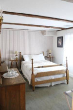 Standard room w/ Full sized bed