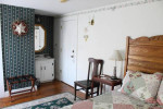 Standard room w/ Full sized bed