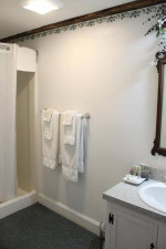 Standard room w/ Full sized bed