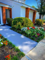 Charming 1 bed / 1 bath with great character! 800 Sq Feet