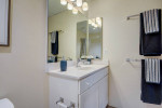 Modern, fully equipped 1 BDR in great neighborhood!