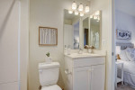 Modern, fully equipped 1 BDR in great neighborhood!