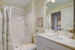 Modern, fully equipped 1 BDR in great neighborhood!