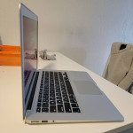 MacBook Air 2014 13-inch 
Intel core i5 1.4 GHz 
4GB RAM 
121GB flash storage 
M