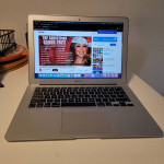 MacBook Air 2014 13-inch 
Intel core i5 1.4 GHz 
4GB RAM 
121GB flash storage 
M