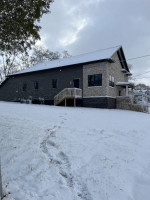 RECENTLY UPDATED 2 BEDROOM DUPLEX CLOSE TO DOWNTOWN