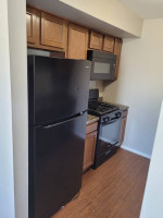Modern, fully equipped 2 BDR in great neighborhood!