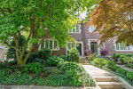 THIS PRETTY 3/2 HOUSE WELCOMES YOU!!