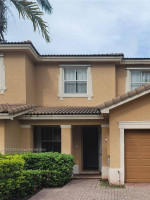 📱 3/2 HOMSTEAD BASE:  Beautiful Townhouse In The Gated Look Inside To Discove