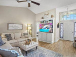 Nestled at Summer broke, 3 bed 2 bath with privacy-fenced backyard!!