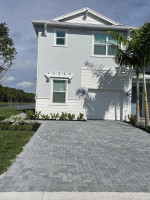 LOVELY TOWNHOUSE 3/2.5 ! SS APPS ! POOL ! LAUNDRY ! IMPACT WINDPWS !