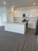 LOVELY TOWNHOUSE 3/2.5 ! SS APPS ! POOL ! LAUNDRY ! IMPACT WINDPWS !
