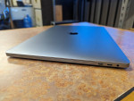 MacBook Pro 15" 2017 Touchbar Quad Core i7 16gb 256gb SSD Dual GPU