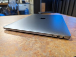 MacBook Pro 15" 2017 Touchbar Quad Core i7 16gb 500gb SSD Dual GPU