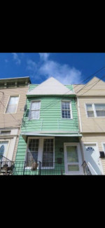 A CHARMING TOWNHOUSE 1 BLOCK TO TRAIN MINUTES TO WTC