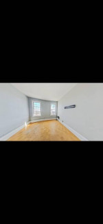 A CHARMING TOWNHOUSE 1 BLOCK TO TRAIN MINUTES TO WTC