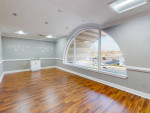 Lease Luxury: Sterling 1800 SF Med Office, Hardwood & Sinks!