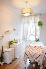 Coolidge Corner Sublet in Spa - energy healers + lash techs