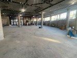 Corner Retail Gem: Your Greenpoint Oasis! 🏬