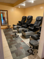 Nail Salon Fully Equipped