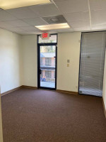 HALF OFF RENT! 3 OFFICE W/ RECEPTION UNIT ON SALE IN DORAVLLE OFF 285!