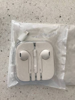 Apple iPhone 7 Plus Earbud / Earphones with Lightning Connector White