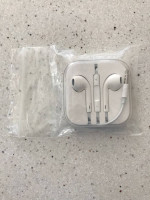 Apple iPhone 7 Plus Earbud / Earphones with Lightning Connector White