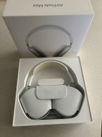 Air Pods Max with lightning