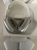 Air Pods Max with lightning
