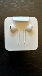 Brand New Wired Apple AirPods Lightning