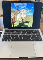Macbook Pro 13 inch 2017, Four Thunderbolt 3 Ports