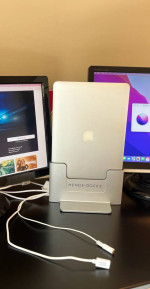 MacBook Pro 2015 + Henge Dock + dual displays + Logitech speakers