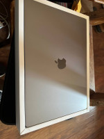 Mint! MacBook pro 2022 applecare plus 'M1max 10c,32gb,ram,32gpu 1tb