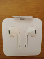 Apple WIRED Earbuds w Lightening Connector