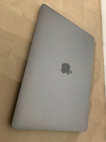 Apple MacBook Pro 13” i7 2.7Ghz Quad Core, 16GB, 1TB, 2018