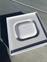 Used Beautiful White Gen 3 Apple Airpods