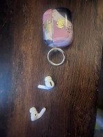 2 AirPods
