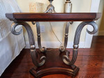 LIVING ROOM TABLE & 2 LIGHT STANDS/MAHAGONY COLOR/GLASS/GOOD CONDITION