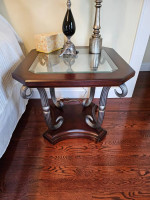 LIVING ROOM TABLE & 2 LIGHT STANDS/MAHAGONY COLOR/GLASS/GOOD CONDITION