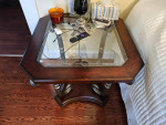 LIVING ROOM TABLE & 2 LIGHT STANDS/MAHAGONY COLOR/GLASS/GOOD CONDITION