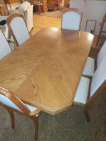 OAK DINING TABLE, 6 CHAIRS & MATCHING HUTCH