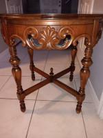BEAUTIFUL SOLID WOOD ANTIQUE CARVED ACCENT TABLE